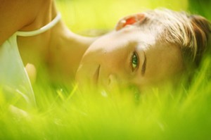 woman sleep on green grass